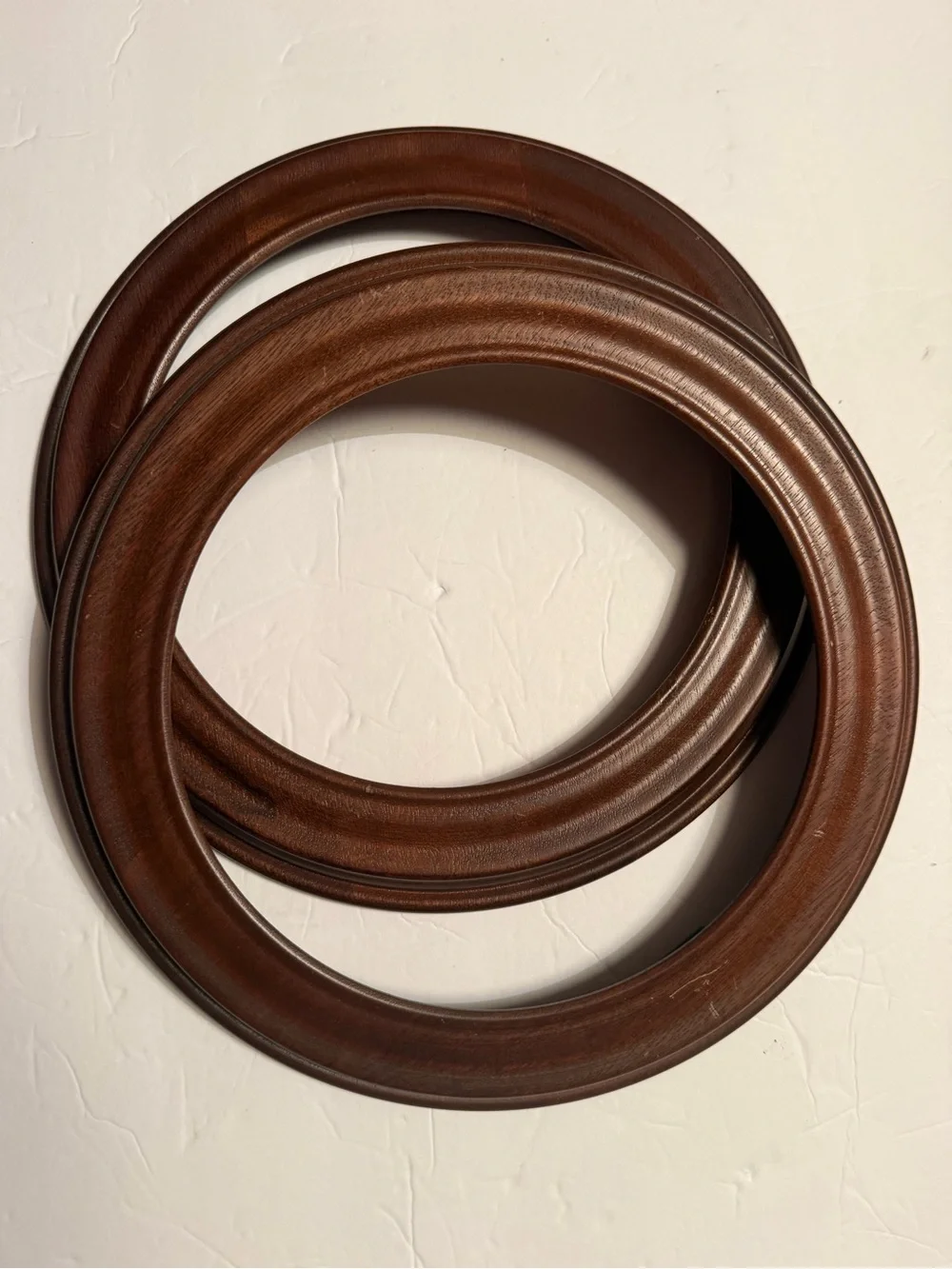 Pier Van Hycan & Smythe Round Wooden Frame - Rich Brown Hold 8,5” Plates